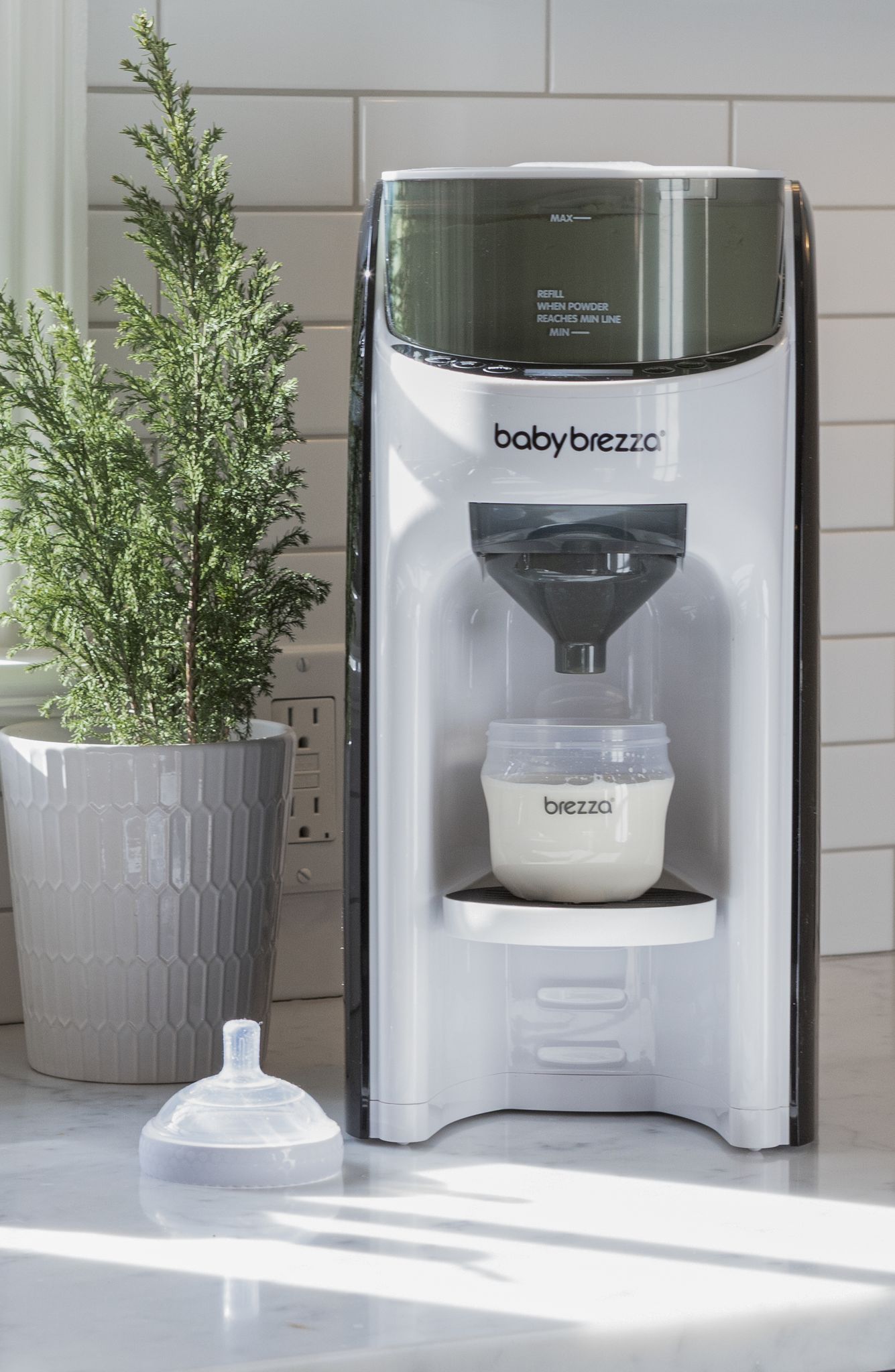 Baby Brezza Formula Pro Advanced Formula Dispenser Machine - Automatically Mix a Warm Formula Bottle Instantly - Easily Make Bottle with Automatic Powder Blending,1 Count