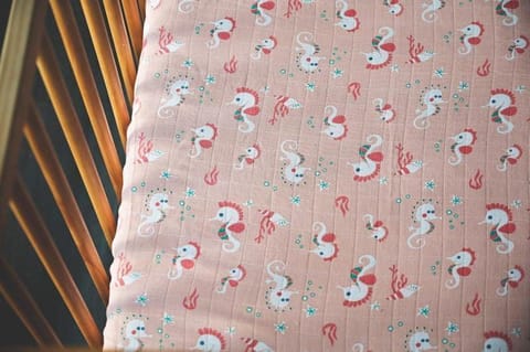 Kaarpas Ocean Dive organic muslin Crib sheet: Spiny the Seahorse