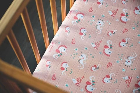 Kaarpas Ocean Dive organic muslin Crib sheet: Spiny the Seahorse