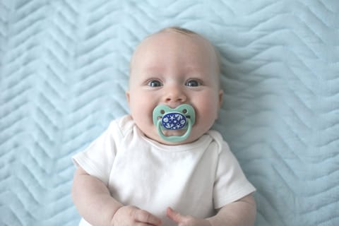 Dr. Brown's Advantage Glow in The Dark 2 Piece Stage 1 Pacifier (Pack of 1, Blue)