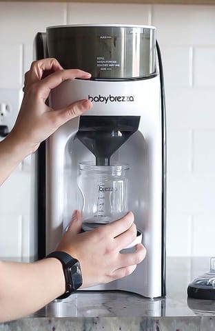 Baby Brezza Formula Pro Advanced Formula Dispenser Machine - Automatically Mix a Warm Formula Bottle Instantly - Easily Make Bottle with Automatic Powder Blending,1 Count